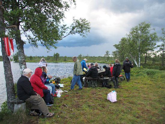 Studiecirkeln tar en fikapaus vid Älgasjön Ullarterna ur