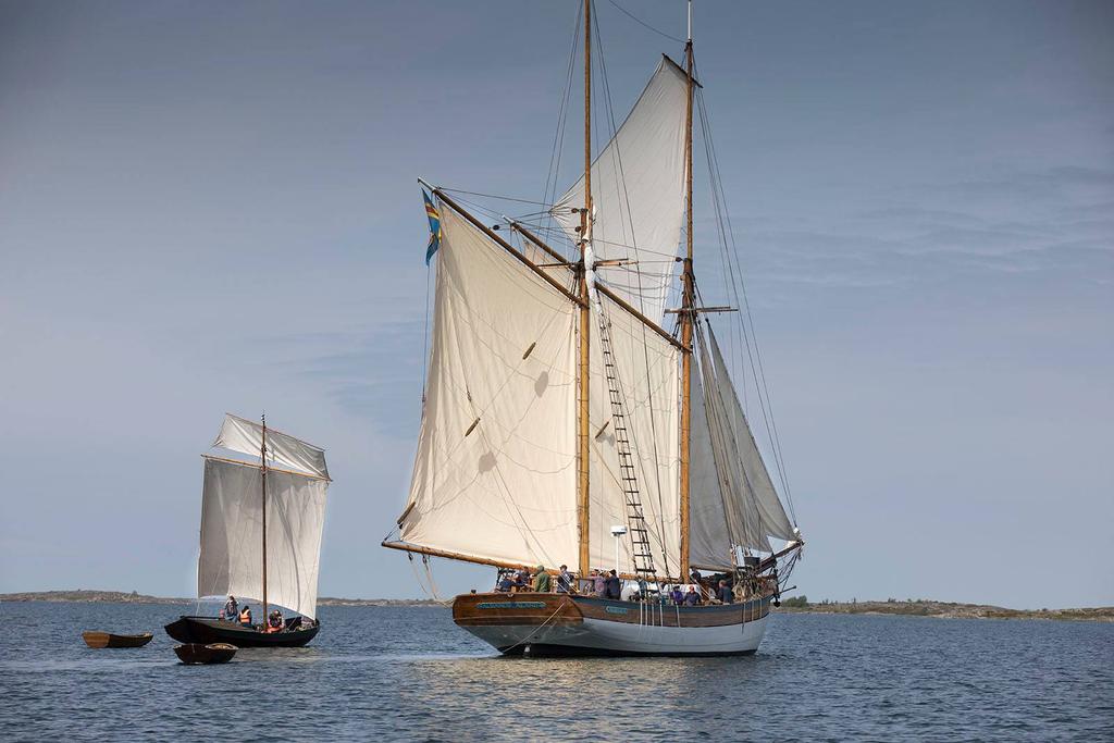 RAPPORT FRÅN PILGRIMSSEGLING 1 Rapport från pilgrimssegling 1 Storbåten Tjutt-Tjutt och galeasen Albanus lämnar Kökar.
