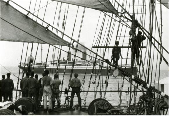 Den bredbente i mitten ska enligt den okände fotografen vara Björn Atterberg Varför jag valde Abraham Rydberg Varför gick jag ombord i ett segelfartyg, när segelfartygspraktik inte längre var