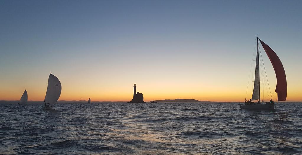 Rundningen av Fastnet Rock skedde precis i gryningen med soluppgång och fint väder. Mycket båtar runt omkring, fina vyer och alla ombord som hade möjlighet ägnade sig åt fotografering och filmning.