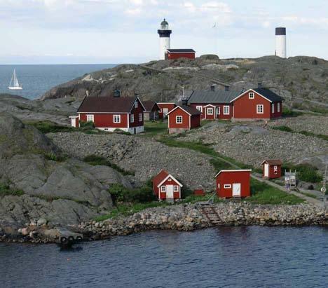 Vi vandrar runt ön, tittar på växter, strandfynd och geologi. Vandringen är ca 5 km lång, på bitvis kuperad och bergig led. Ta med matsäck.