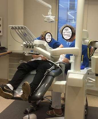 Arbetar tandläkaren med dålig ergonomi skapar
