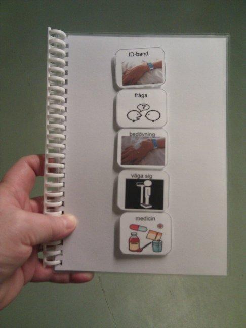 6-sidig schemabok Bilderna fästs med kardborre Barnet kan bära med sig boken