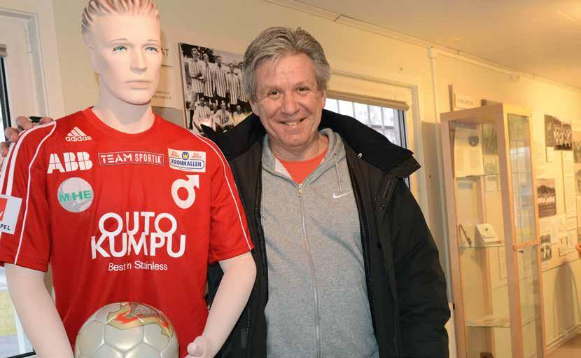 Läs mer om XXX på sid XX XX Verkliga fotbollsnördar kan också besöka Degerfors eget fotbollsmuseum. Här finns det mesta, från gamla fotbollsskor till prisbucklor och foton.