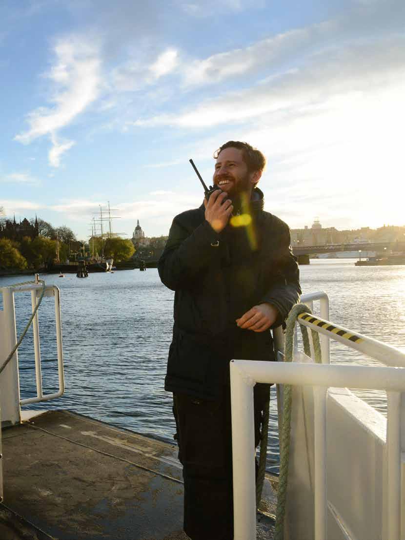 Jens Törnquist kommunicerar med skepparen. En båt ska flyttas med hjälp av en färja. Att vi är så starka. Så länge vi står tillsammans, kan de inte röra oss.