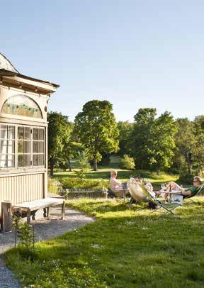 UTE PÅ DJURGÅRDEN, BARA ETT KRAFTIGT STENKAST FRÅN STADENS BRUS FINNS VI. HÄR KAN VI ERBJUDA ER EN KONFERENSDAG I LUGN ATMOSFÄR OMGIVNA AV EN FÖRFÖRISK GRÖNSKA MED DJURGÅRDSKANALEN ALLDELES INTILL.