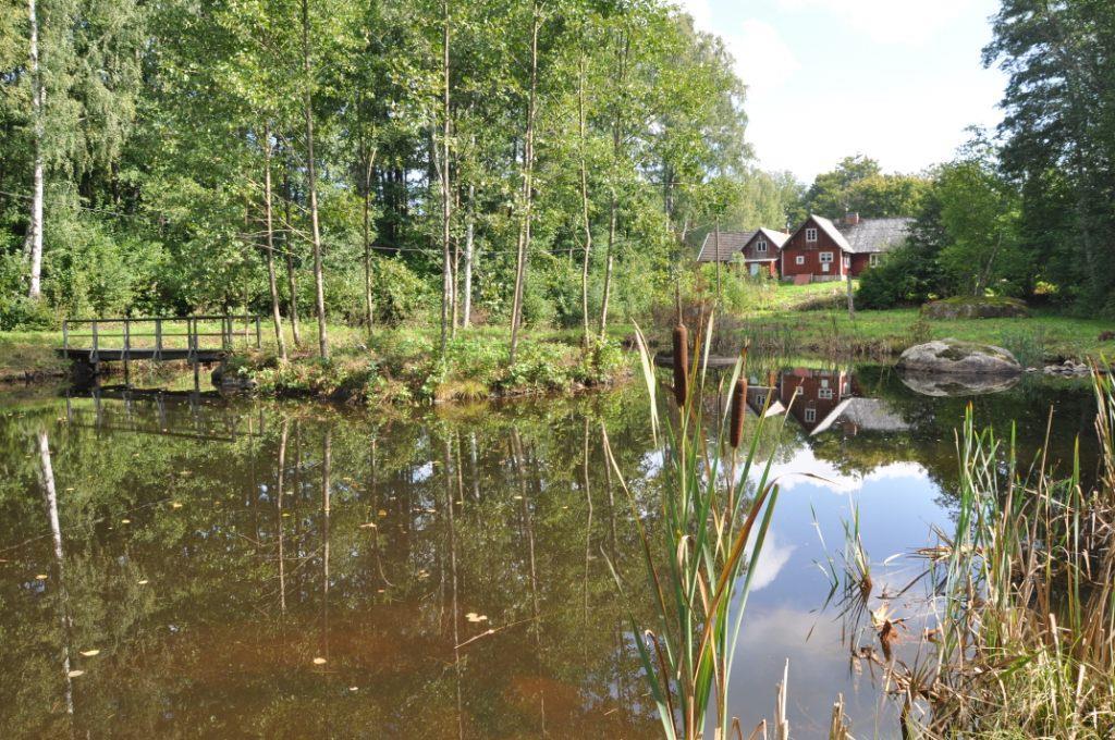 Skogsgård 15 ha Broby Gård vid vägs ände i Broby Norreskog öster om Hästveda. Mysigt fritidshus om ca 100 kvm och 4 rum-kök med utsikt över egna kräftdammen samt förråd och garage.