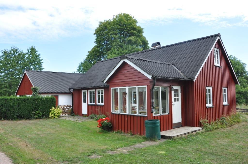 Gård 9 ha med hjorthägn Andrarum Gård om ca 9 ha i Illstorp mellan Andrarum och Önneköp. Mysigt och välskött bostadshus om ca 95 kvm och 3 rum och kök samt carport, garage/förråd och enkel gäststuga.