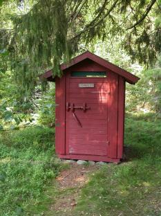 WC till sluten tank och BDT-vatten till markbädd eller infiltration I det här avloppssystemet leds toalettavloppet till en sluten tank.