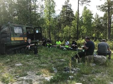 Det visade sig bli en svettig helg med temperaturer upp emot 30 grader, och på grund av torkan i markerna så pågick det en skogsbrand i Värmland.
