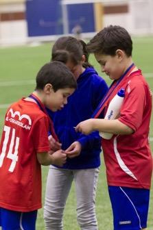 NIVÅ 1 FOTBOLLSGLÄDJE 6-9 ÅR Fysisk utveckling Inleds med en liten tillväxtspurt, därefter en lugn period. Ingen fysisk skillnad mellan flickor och pojkar.