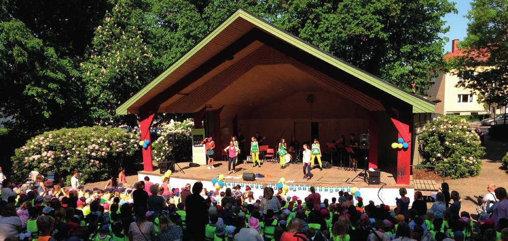 Foto: Namn Efternamn Sommarshow Kulturskolan Häng med på Kulturskolans musik-, dansoch teaterföreställning i Skolparken. På scenen står elever och det traditionella lärarbandet från Kulturskolan.