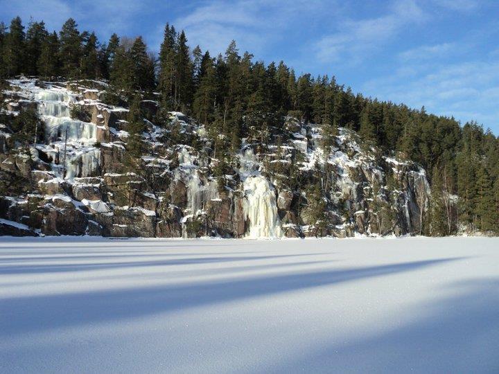 Dörraberget Från Kisa ca 2 mil längs väg 134 mot Österbymo/Eksjö. Ta norrut, skylt Svenningeby och Ångbåtsbryggan. Kör i nordlig riktning i ca 1 mil, följ skyltning mot Ångbåtsbryggan hela tiden.