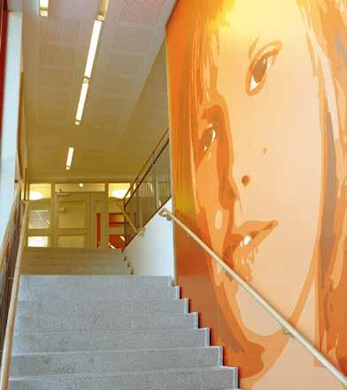 Tålig och underhållsfri väggbeklädnad Formica Compact är ett populärt val för väggbeklädnad i hårt belastade miljöer så som skolor eftersom det är