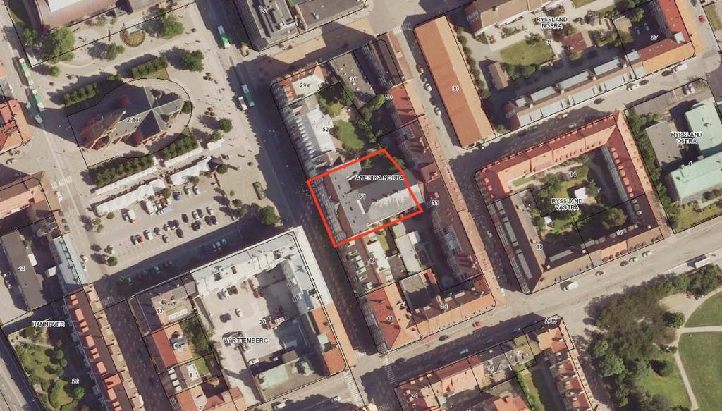 Hur parkeringen ska lösas behöver utredas. Parkeringsbehovet ska inte lösas på bakgården. Bullernivåerna från Södergatan är höga vilket innebär att en bullerutredning behöver göras.