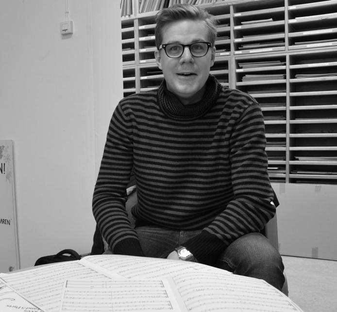 Skön folkmusik på gång i en röd liten stuga på Lunnevad Östgötaspelmannen Per Ecker- bom fick tjänsten som huvudlärare för Lunnevads folkmusiklinje.