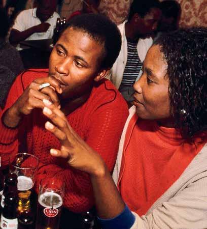 FOTO: GIDEON MENDEL / CORBIS Unga och kvinnor i Afrika dricker allt mer En effekt av att de traditionella sätten att dricka alkohol försvunnit är att ungdomar och kvinnor i södra Afrika dricker allt