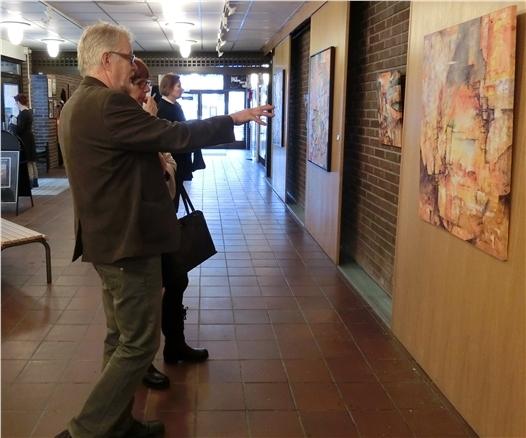 Vernissage lockade många besökare På söndagseftermiddagen den 2 februari arrangerade Sydvästra Smålands Konstförening vernissage av sin första utställning för 2014.