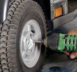 Byte av hjul Följ nedanstående anvisningar vid punktering på ett av de luftfyllda hjulen eller om ett däck är så pass slitet att det ska bytas