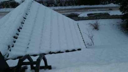 Stuprör Tak Yttertaket var snötäckt vid besiktningstillfället.