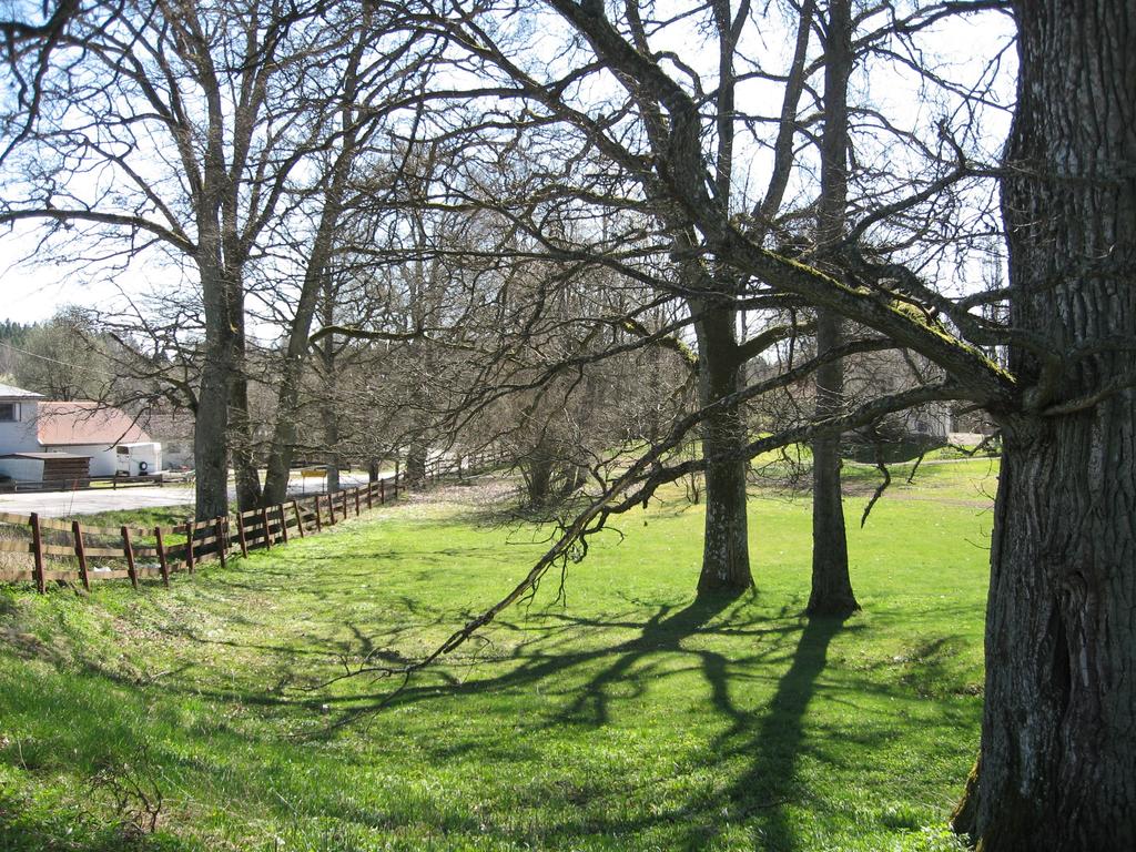 Herrgårdsmiljön kring Lagmansholms herrgård sätter stark prägel på samhället.