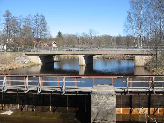 Väg 1898 korsar Säveån Säveån söder om Remvägen Planområdet från väster. Betesmarken som i anslutning till befintlig bebyggelse föreslås bebyggas.