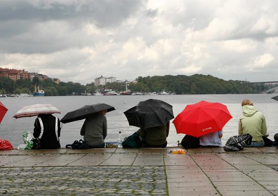 Klimatförändringar i Stockholm + 3-5 grader C varmare Mer regn (20%), skyfall Mildare vintrar & riktigt kalla dagar (under 10 o C)