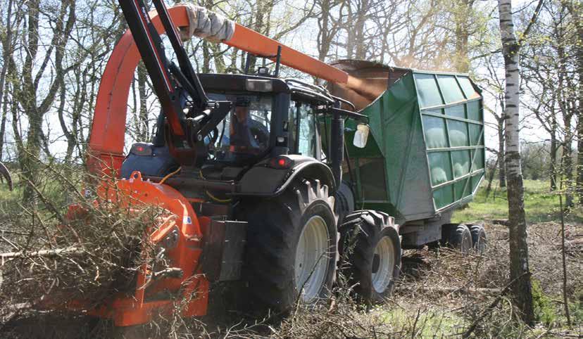 PC330-SEC och PC330-SIC Pelletsflistuggar för kranmatning Denna robusta traktormonterade standardflistuggen är avsedd för kranmatning och kan hantera stammar upp till 33cm i diameter.