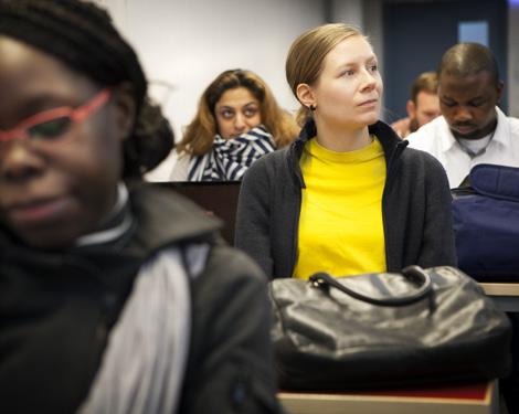 Det stora antalet nyanlända akademiker som har sökt sig till Sverige de senaste åren kan genom snabbare insatser få en mycket bättre start i sitt nya land.