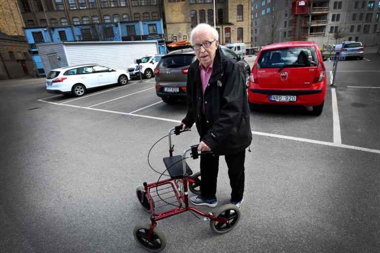 Svimmade bakom ratten - slutkört för Börje, 87 1/15/13 6 Svimmade bakom ratten - slutkört för Börje, 87 På väg till kyrkogården för att besöka hustruns grav Plötsligt svimmade han bakom ratten.