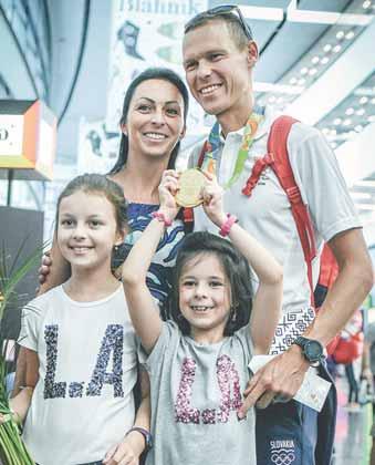 OLYMPIZMUS 3 BOLI SME HRY XXXI. OLYMPIÁDY RIO DE JANEIRO 5. 21. 8. 2016 privítať olympijského víťaza v chôdzi na 50 km MATEJA TÓTHA Mateja na letisku privítala aj vrchnosť banskobystrickej Dukly.
