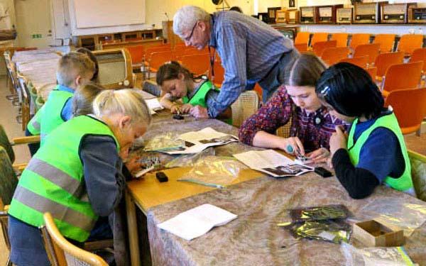 7 Vetenskapsfestivalen fullbokad på museet Radiomuseet tar emot en skolklass varje skoldag den 17 20 och 24 27 april mellan klockan 10 och 11,30 och vi är nu fullbokade.