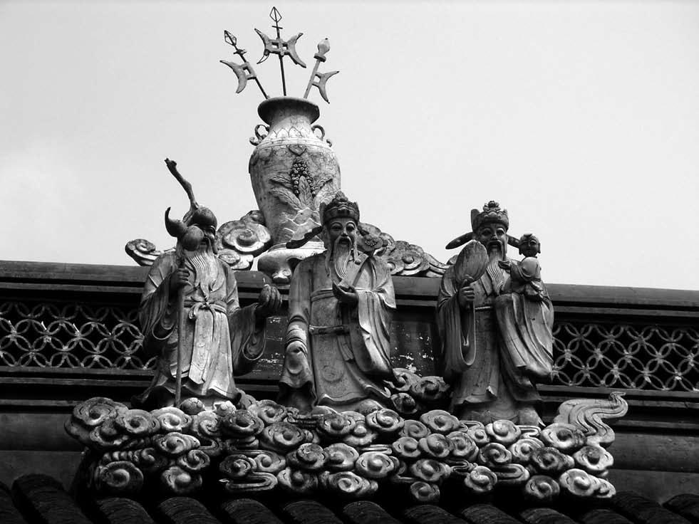 På Stadsgudens tempel i Shanghai kan man se dessa mycket vanligt förekommande gudomligheter som represenerar fr.v. långt liv (Shou), hög ställning och goda inkomster (Lu) samt tur-lycka (Fu).