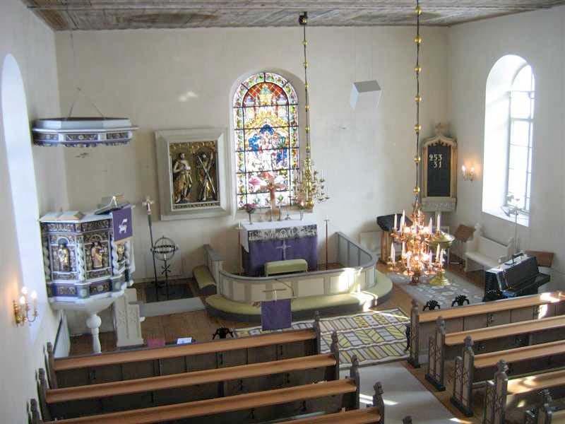 Kristus med segerfanan. På ömse sidor om korfönstret finns delar från det senmedeltida altarskåpet. Vid norra väggen står predikstolen, tillverkad omkring 1670-80-talen, och målad 1693.