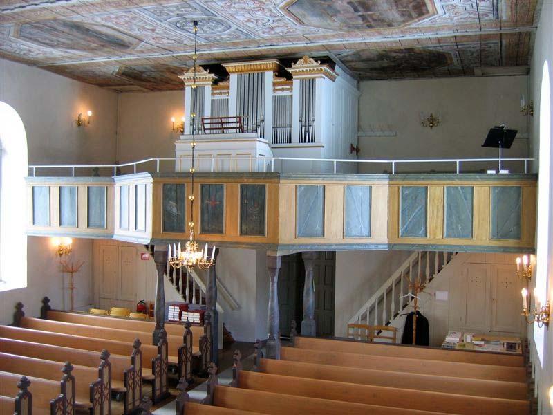 Karaktäristiska uttryck för kyrkan är de slätputsade fasaderna utan omfattningar eller hörnmarkeringar i putsen samt det branta sadeltaket med spåntäckning.