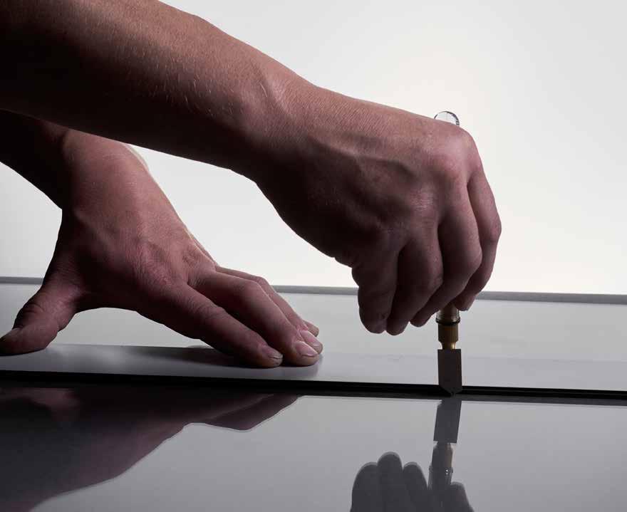 Vi föreslår att följande utrustning och presentation bör ingå då yrket presenteras: Glasskärare Skärbord.