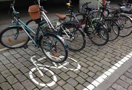 Gångpassager och manövererutrymmen där cyklar inte ska ställas kan färgmarkeras så att de blir tydligare. Även cykelsymboler på marken kan tydliggöra att en viss yta är avsedd för cykelparkering.