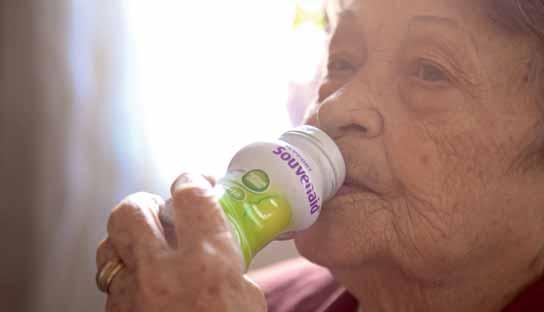 Jag har Souvenaid i kylen och dricker en flaska varje dag. Den smakar väldigt friskt och är lätt att dricka upp. Maria, nyligen diagnostiserad med tidig Alzheimers sjukdom.