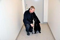 Vi har också en jättesnäll hund som jobbar hos oss på