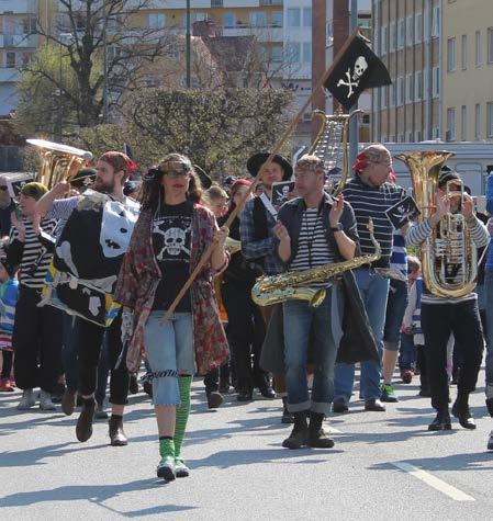 Starta lördagsmorgonen i sällskap med pratglada människor, kluriga frågor och bra önskemusik. VÅRKONSERT - WORLD MUSIC SJÖRÖVARKONSERT Onsdag 13 juni 10.