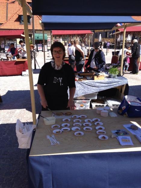 Aktiviteter inom projektet Primörpremiärens matmarknad på Stora Torget den 8/6. Utdelning av smakprov på idburgare och informationsmatierial.