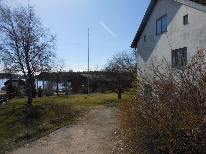 bostadsändamål. Området är väl avskilt från Mullsjön genom järnvägens och ytterligare tre vägars parallella sträckning längs strandlinjen genom Mullsjö centrum.