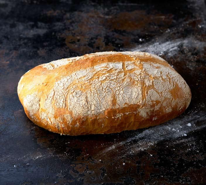 Rundrives en gång till och vändes i stenmalet rågmjöl. Efter jäsning så snittas brödet i rutmönster.