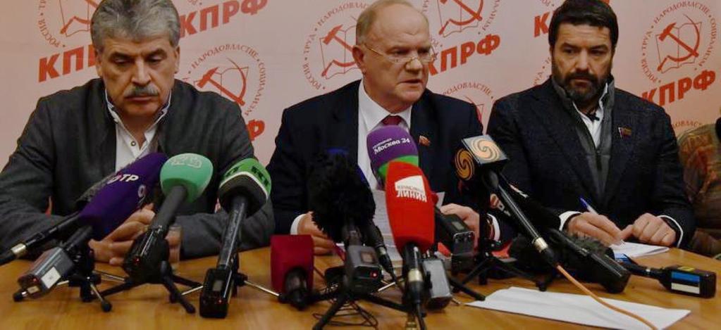 9 kommunistpartiet någonsin fått i Ryssland. Pavel Grudinin (t v) och Ryska federationens kommunistpartis ordförande Gennadij Ziuganov (mitten) uttalar sig på presskonferens.