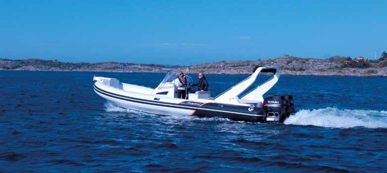 fören, Rostfri targabåge, Seastar hydraulstyrning, Plattform i fören med knapar, Pulpetöverdrag, Pre riggning Suzuki, Pulpit i rostfritt, Glasfiber: Off White, Tuber: Arctic Grey/Black carbon/ red