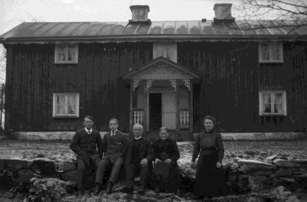 I Vallshults by fanns under min uppväxttid fyra gårdar och en stuga. En av de fyra gårdarna var mitt föräldrahem ägt av min far Gottfrid Bengtsson (1886 1961).