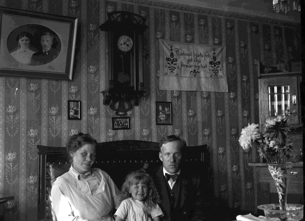 Ett fjärde kort på familjen Larsson (124). Det visar Signes bror Albert Larsson med Hedvig och dotter.