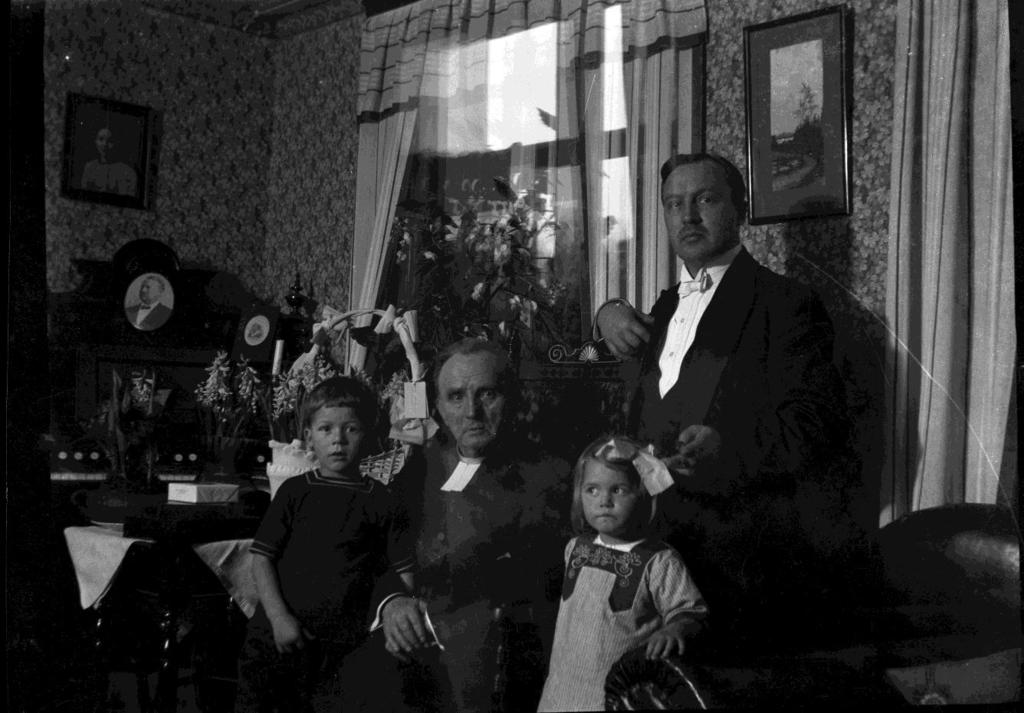 Sven Magnus Jönsson var gift med Emilia Svensson, dotter till kyrkoherden Carl Magnus Svensson. De hade han nio barn. Två var Teodor och Carl Wallin.