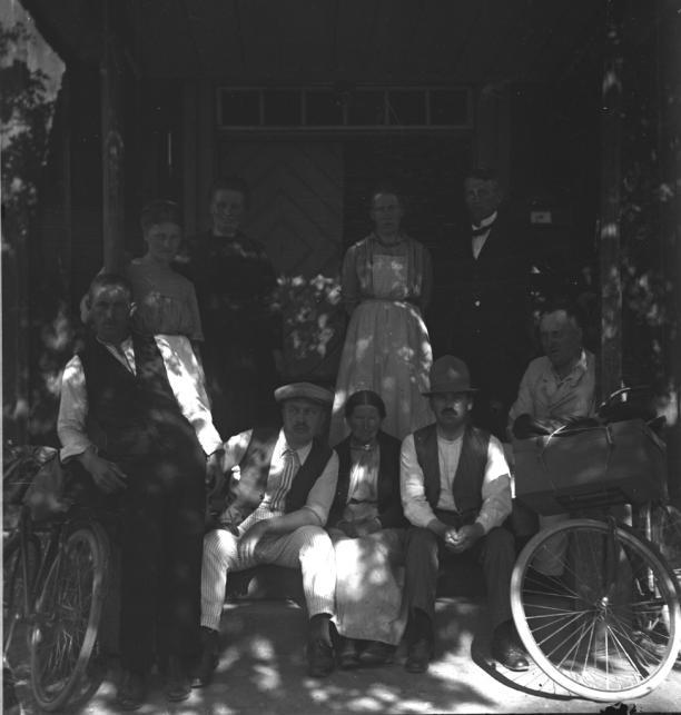 Min farfar hade en bror Sven Magnus Jönsson-Wallin född 1848 i Vallshult. Sven Magnus tog studentexamen i Halmstad 1872. Han studerade till präst i Uppsala och prästvigdes där i december 1874.