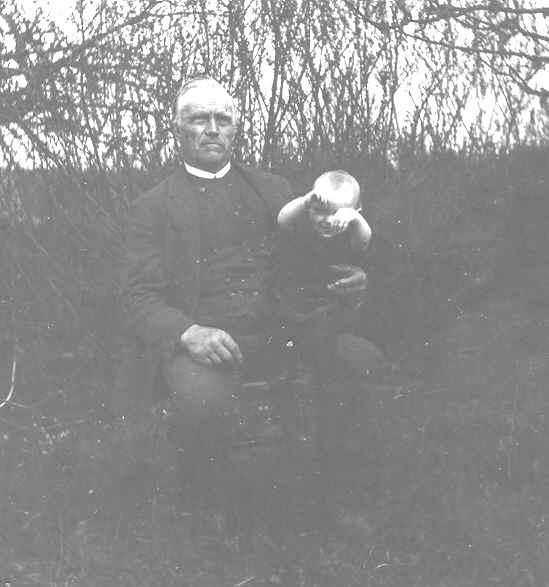Min farfar hade en batteriradio med hörlurar. Han hade fått radion av Gösta Wallentin i Bökö, en släkting på farmors sida. Gösta Wallentin var en skicklig radioamatör och fotograf.